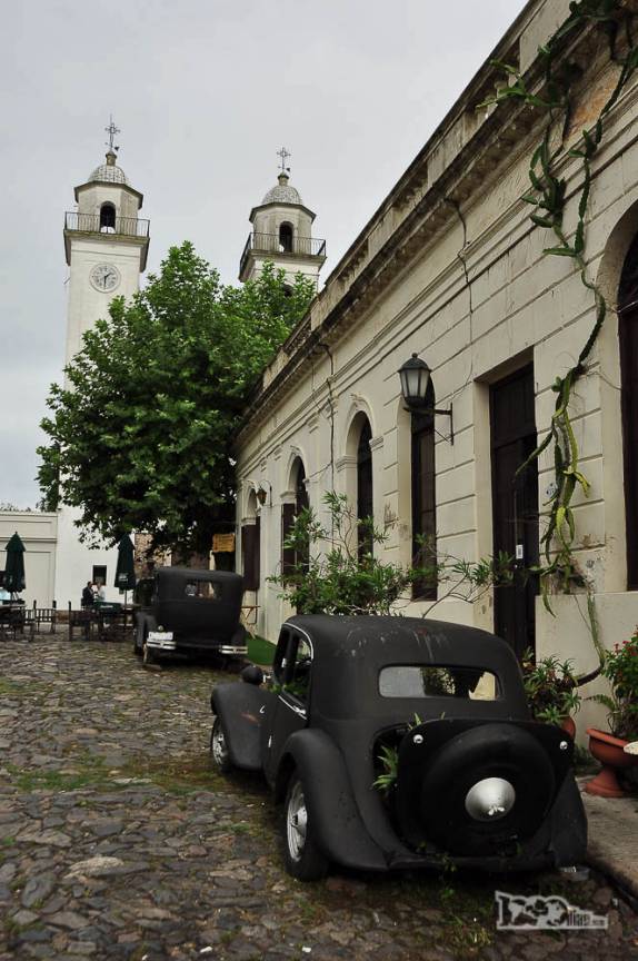 Carros antigos estacionados no centro histórico de Colonia del Sacramento, no sul do Uruguai